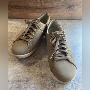 Dansko Leela Waterproof Sneaker, taupe